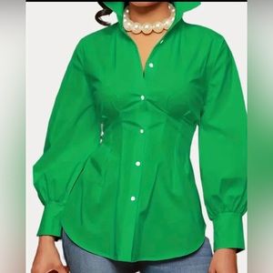 NWT - Beautiful springy ButtonDown cinch waist blouse. Sz 8/10